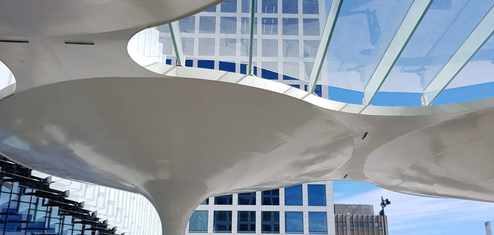 Helsingissä Pasilan kaupunginosa on saanut uuden, uljaan keskipisteen viime vuoden lopussa, kun Pasilan asemanseutu uudistui Triplan kauppakeskuksen, uuden rautatieaseman, asuntojen, toimistojen ja hotellin myötä.