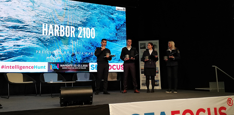 Intelligence Hunt Voittajajoukkue lavalla