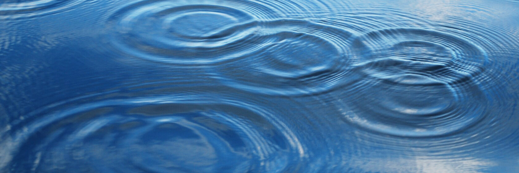 veden pinnassa pisaroiden tekemiä kuvioita