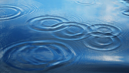 veden pinnassa pisaroiden tekemiä kuvioita