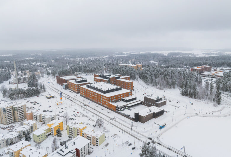 Ilmakuva Ahveniston suuresta sairaalasta, jota ympäröivät metsä ja asuinalueet päivänvalossa talvella.