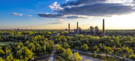 ilmakuva teollisuuslaitoksesta auringonlaskussa.