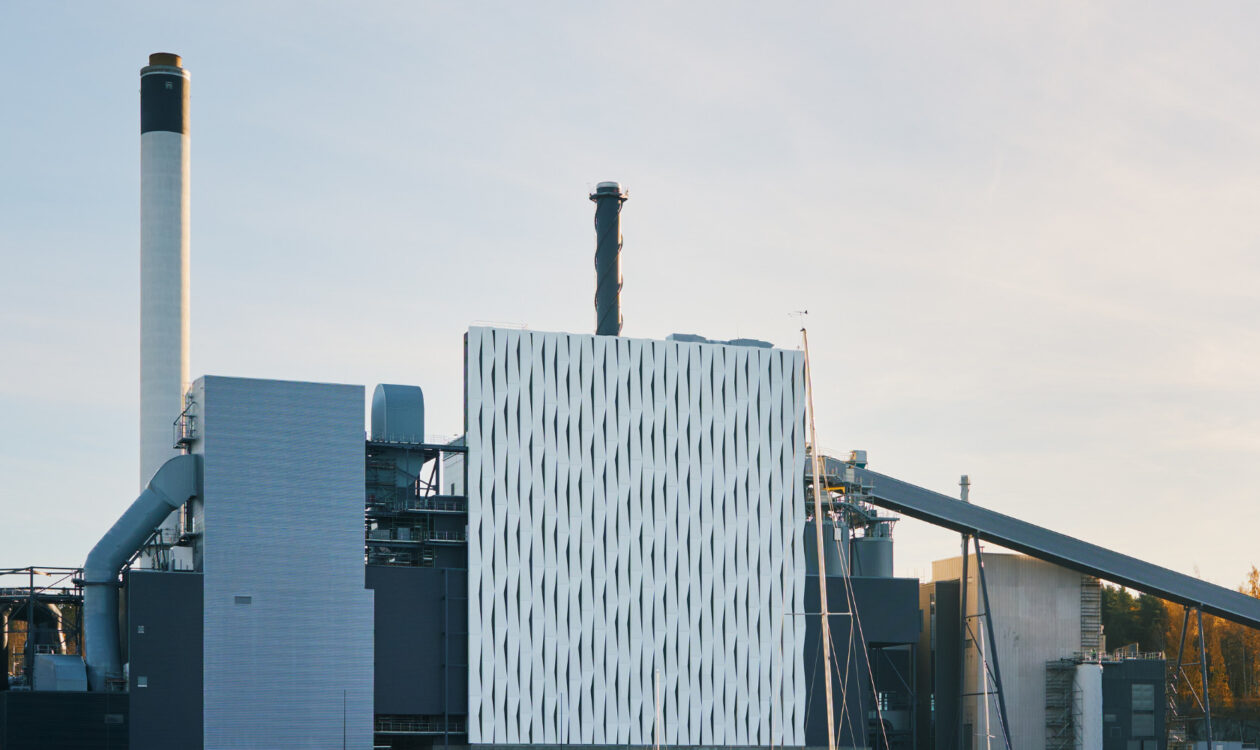 Teollisia rakennuksia ilta-auringossa kuvattuna.