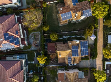 Swecon Urban Insight -selvityksessä tarkasteltiin aurinkoenergiakapasiteettia yhdeksässä Euroopan maassa sekä analysoitiin aurinkoenergian potentiaalia vahvistaa energiaresilienssiä.