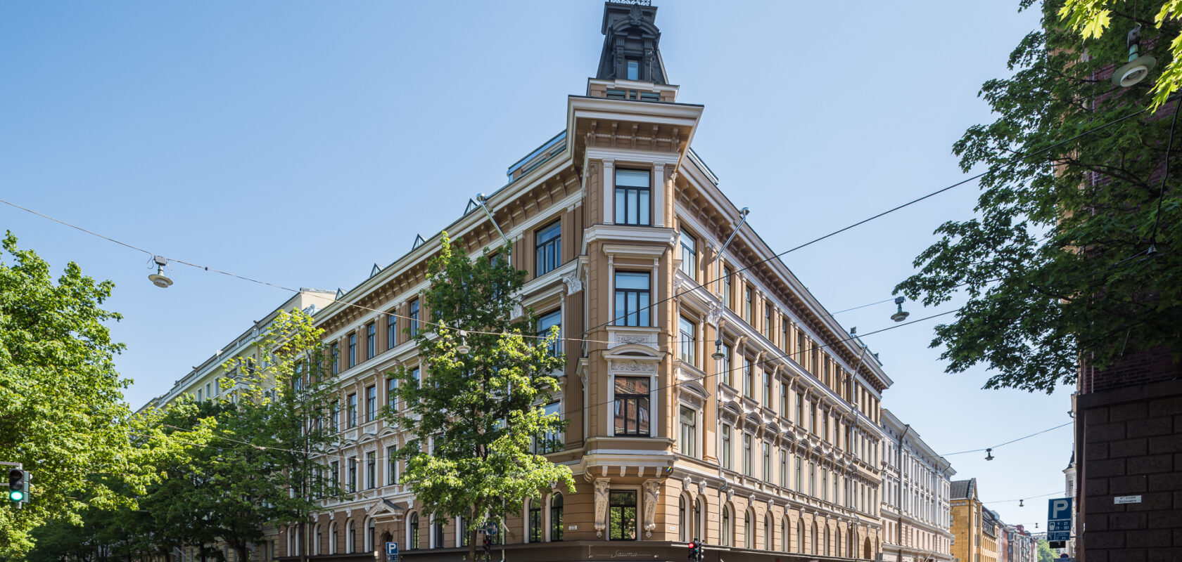 Ulkoa päin kuvattuna vanha rakennus Helsingissä, Bulevardi 14:ssa kesäisessä maisemassa.