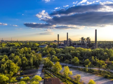 Suomalaiset mieltävät vihreän siirtymän liittyvän eniten teollisuuteen ja energiamurrokseen.