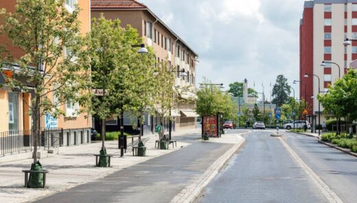 Ympäristösuunnittelun keinoin toteutettu katu kerrostalojen välissä, jossa katupuut tukevat viihtyisyyttä ja kaupunkiluontoa, pyöräilylle on suunniteltu leveät väylät ja autotietä kavennettu.