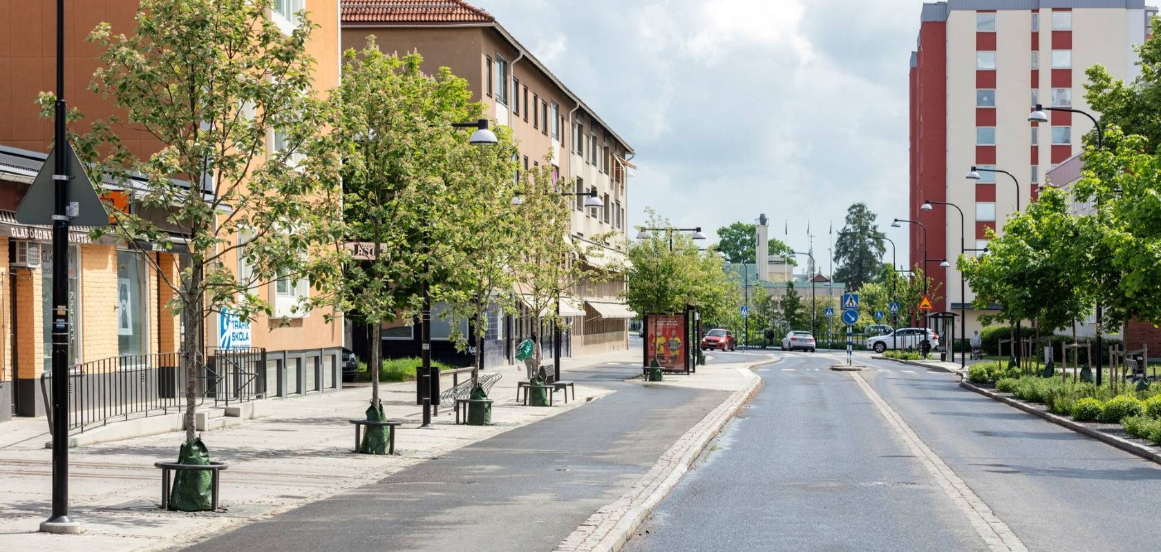 Ympäristösuunnittelun keinoin toteutettu katu kerrostalojen välissä, jossa katupuut tukevat viihtyisyyttä ja kaupunkiluontoa, pyöräilylle on suunniteltu leveät väylät ja autotietä kavennettu.
