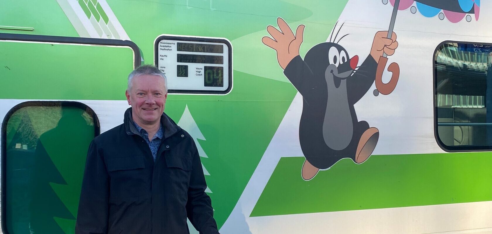 Swecon Talot ja kiinteistöt -toimialan johtaja Ismo Tawast matkustaa työmatkat junalla