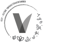 Logo, jossa on iso harmaa V-kirjain ja ympärillä kasvien lehtiä. Teksti: "KESY - KESTÄVÄ YMPÄRISTÖRAKENTAMINEN"