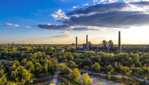 Teollisuuslaitos, jonka ympärillä on metsää.