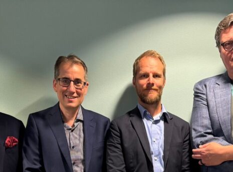 Raimo Kaunismäki, Jannis Mikkola, Juho Siipo ja Pekka Ottavainen sopimuksen allekirjoitustilaisuudessa, hymyilevät vihreän seinän edessä.