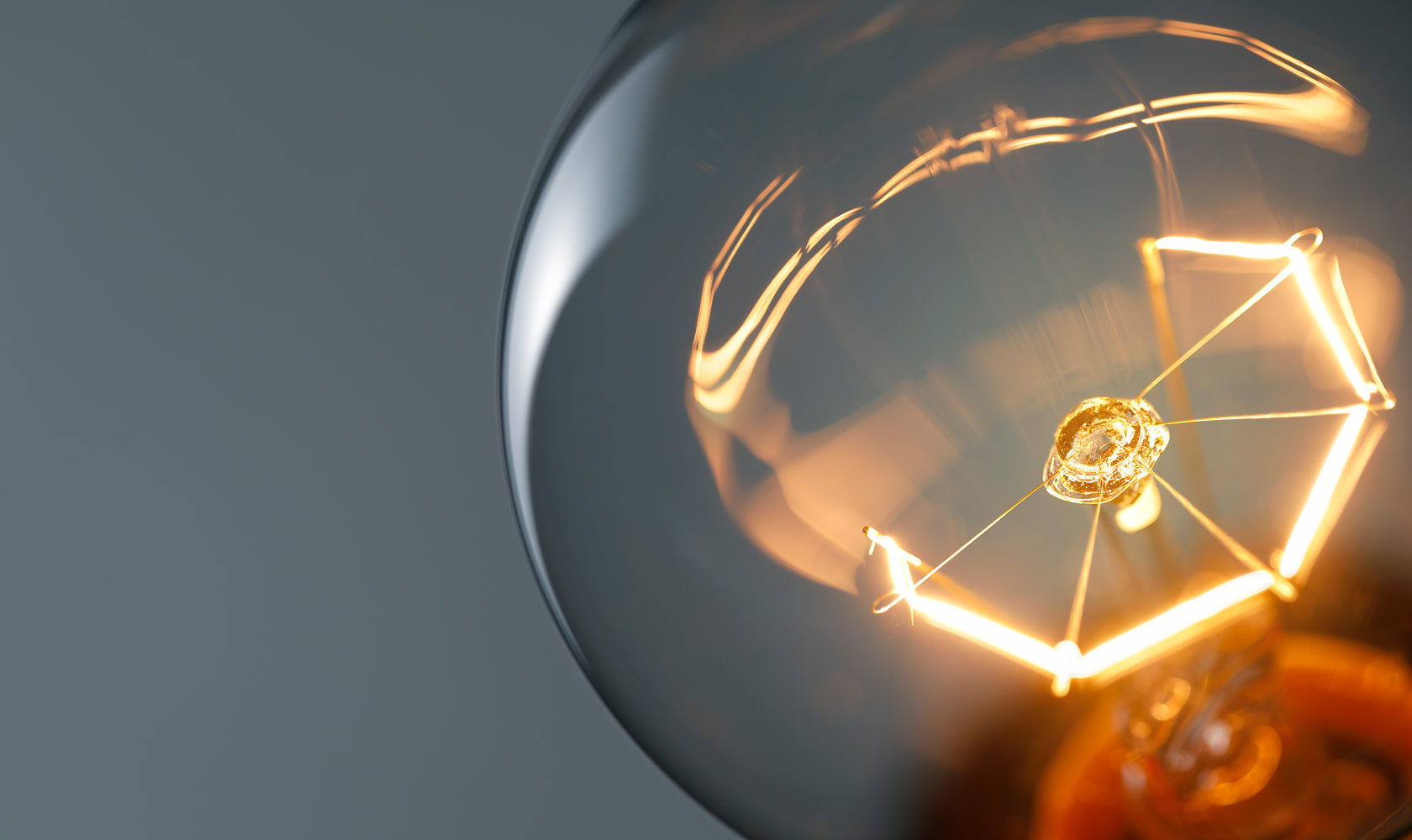 Kuva sähkölampusta lähietäisyydeltä harmaata taustaa vasten