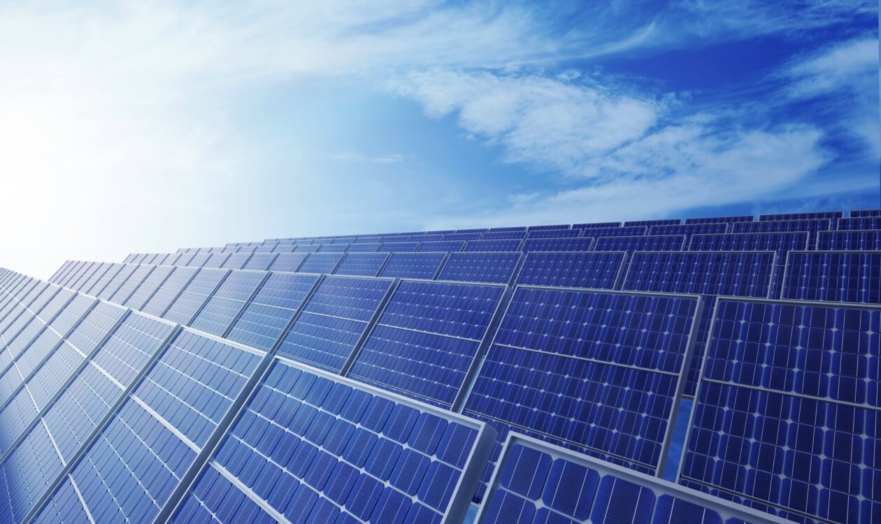 Aurinkopaneeleja riveissä aurinkopuistossa aurinkoisena päivänä.