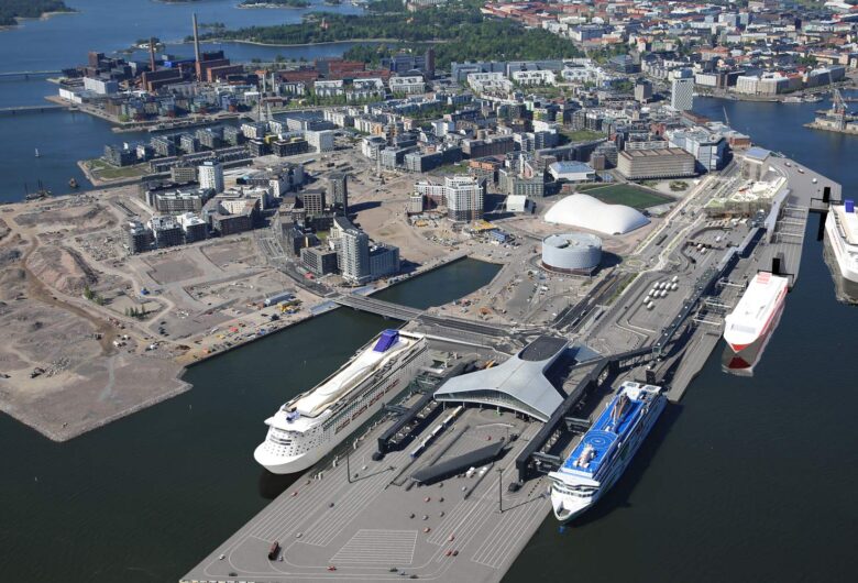 Ilmakuva Helsingin Länsisatamasta, jossa useita laivoja ja rakennuksia.