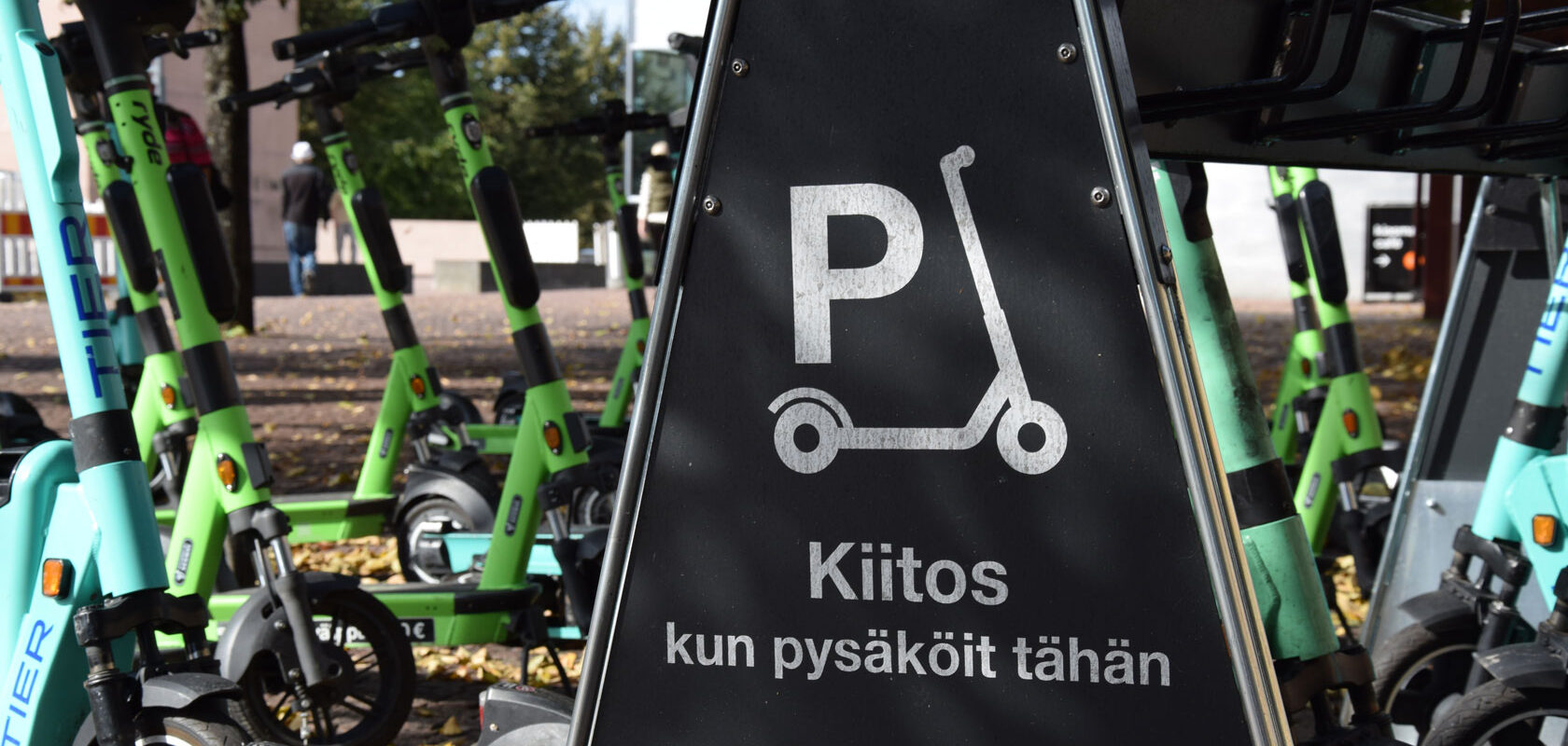 Sähköpotkulautojen pysäköintialue, kiitostaulu "Kiitos kun pysäköit tähän", Tier-logolla.