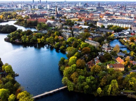 Ilmakuva Kööpenhaminan keskustasta kesäaikaan.