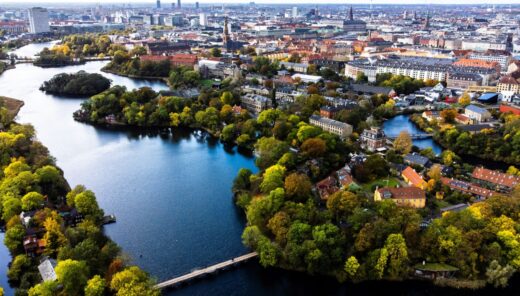 Ilmakuva Kööpenhaminan keskustasta kesäaikaan.