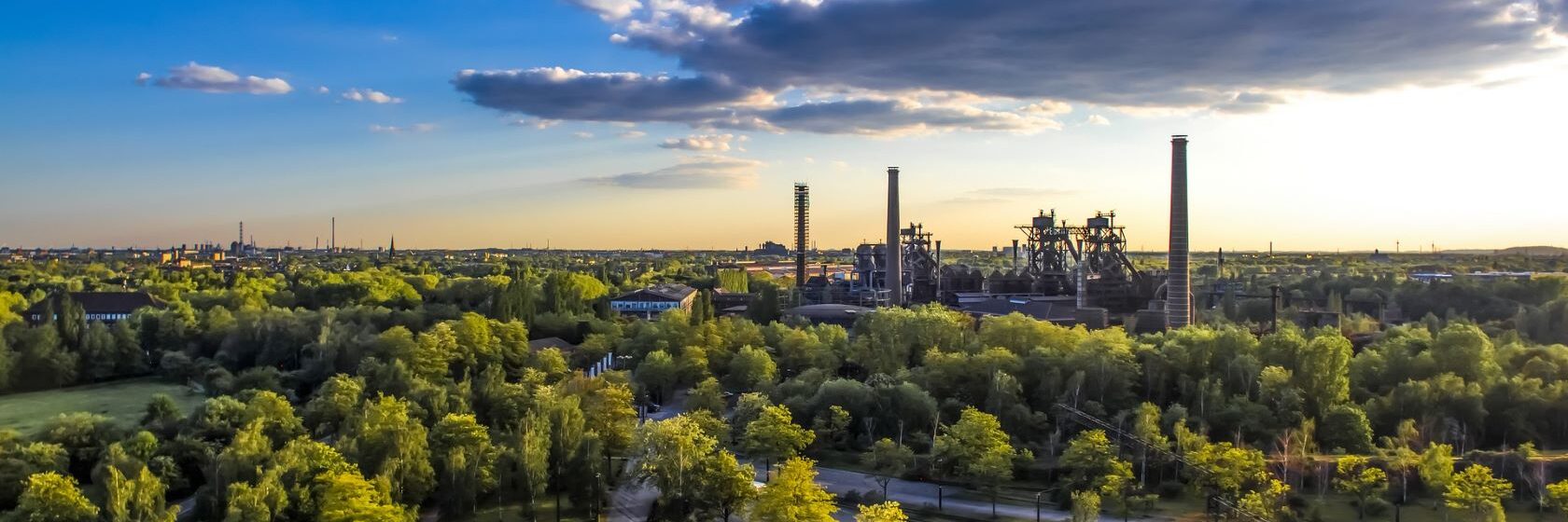 Teollisuuslaitos, jonka ympärillä on metsää.