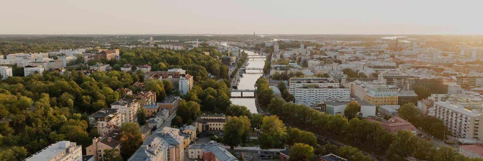 Ilmakuva Turun kaupungista, keskellä virtaa Aurajoki