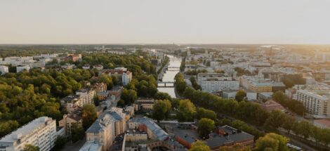 Ilmakuva Turun kaupungista, keskellä virtaa Aurajoki