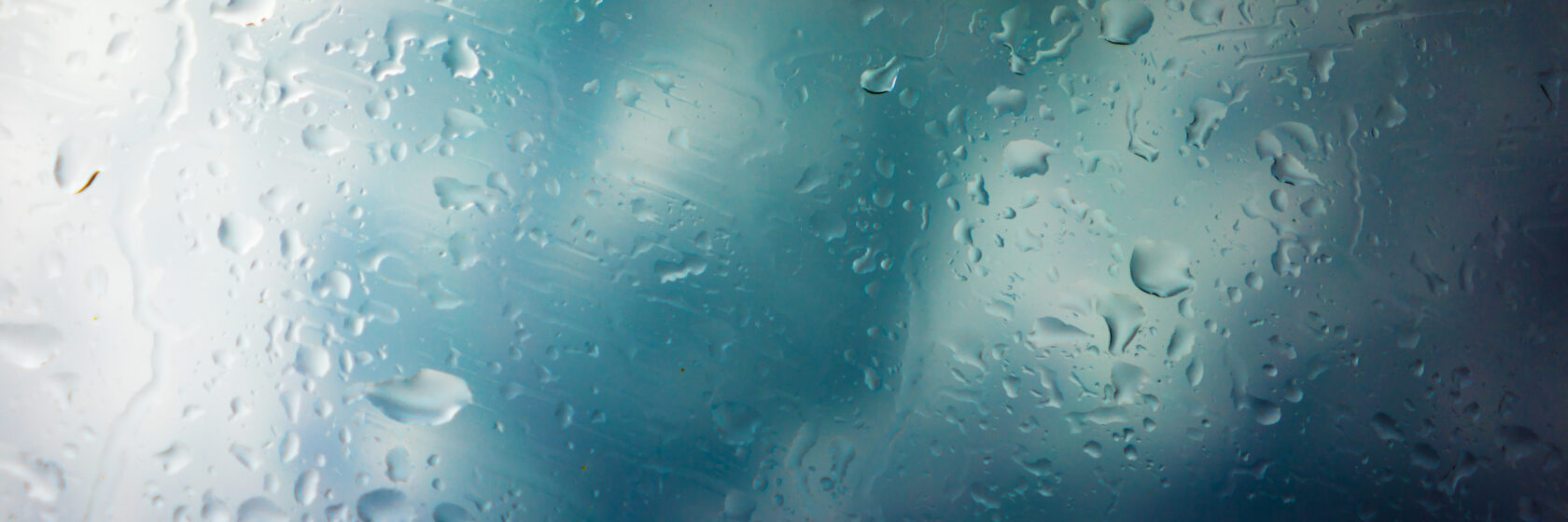 Vesipisaroita tummalla taustalla.