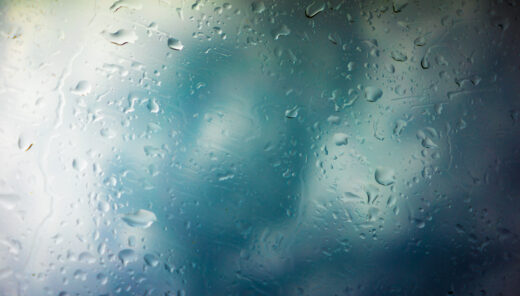 Vesipisaroita tummalla taustalla.