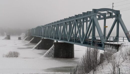 Tornionjoen silta talvella.