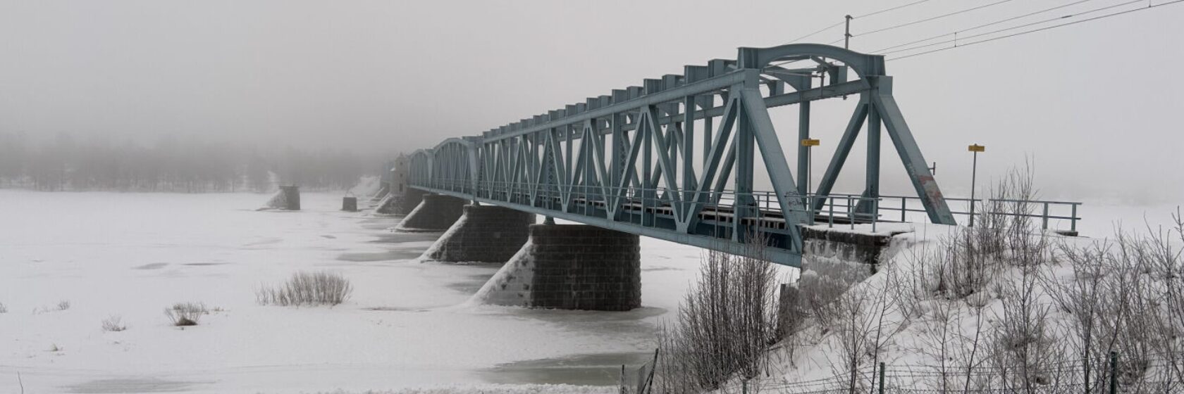 Tornionjoen silta talvella.
