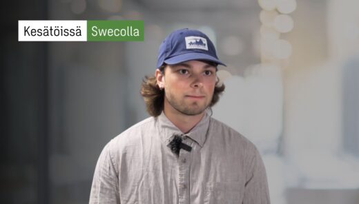 Kesätöissä Swecolla - henkilö pukeutuneena lippalakkiin ja harmaaseen paitaan.