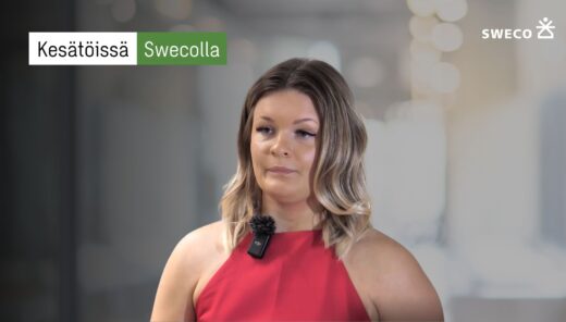 Kesätöissä Swecolla - nuori nainen punaisessa topissa. Taustalla moderni toimistoympäristö.