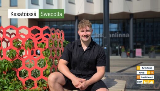 Kesätöissä Swecolla istuva mies puutarhassa, taustalla moderni rakennus.