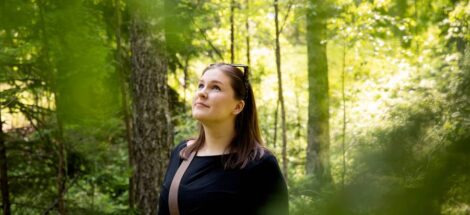 Luontoasiantuntija lehtometsässä