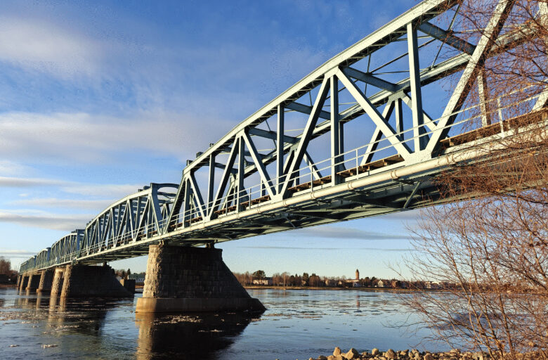 Tornionjoen ratasilta, jonka taustalla sininen taivas