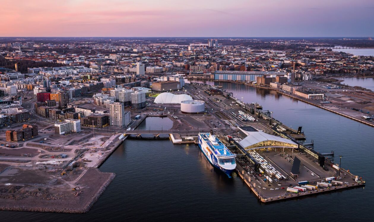Ilmakuva Helsingin Länsiterminaalin satamasta kesäisenä iltana.