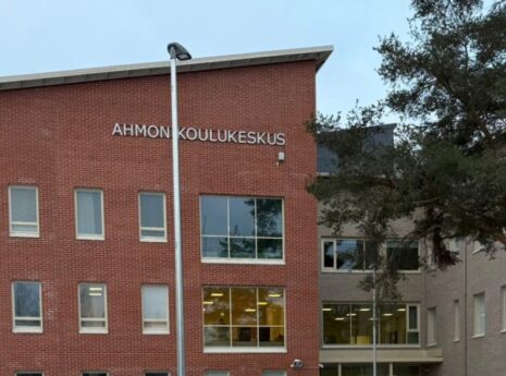 Ahmon koulun julkisivu.