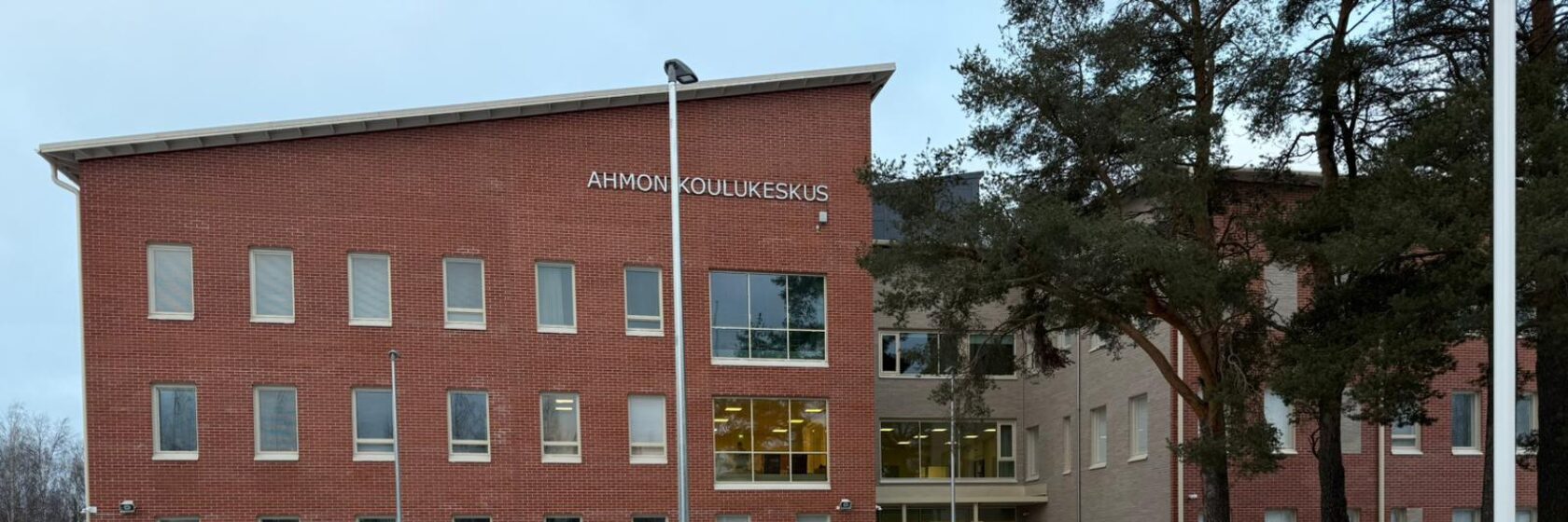 Ahmon koulun julkisivu.
