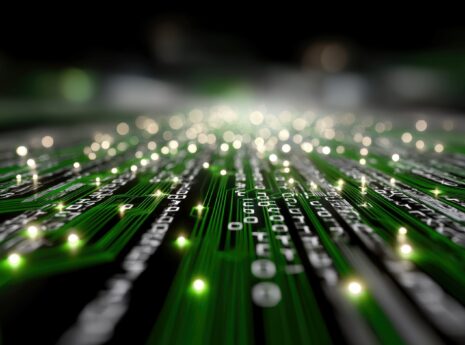 Valaistu vihreä piirilevy ja virtaava binäärikoodi, digitaalinen teknologia taustalla.