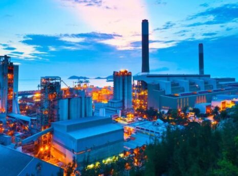 Öljynjalostamo illan sinessä meren rannalla.