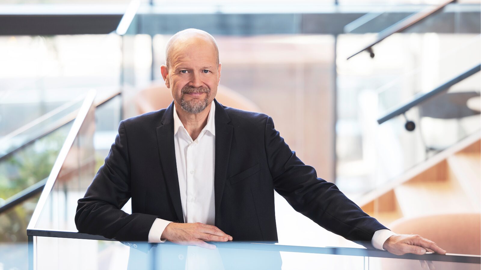 Henkilökuva valoista taustaa vasten.