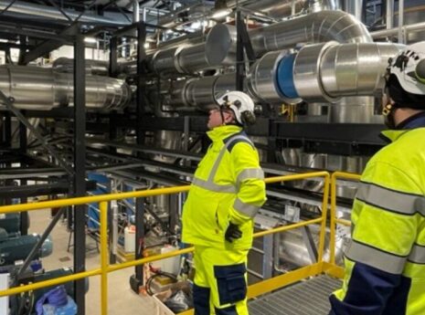 Swecon työntekijöitä katselemassa lämpöpumppuhallia.