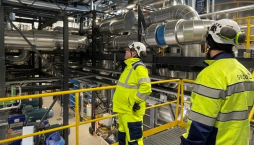 Swecon työntekijöitä katselemassa lämpöpumppuhallia.