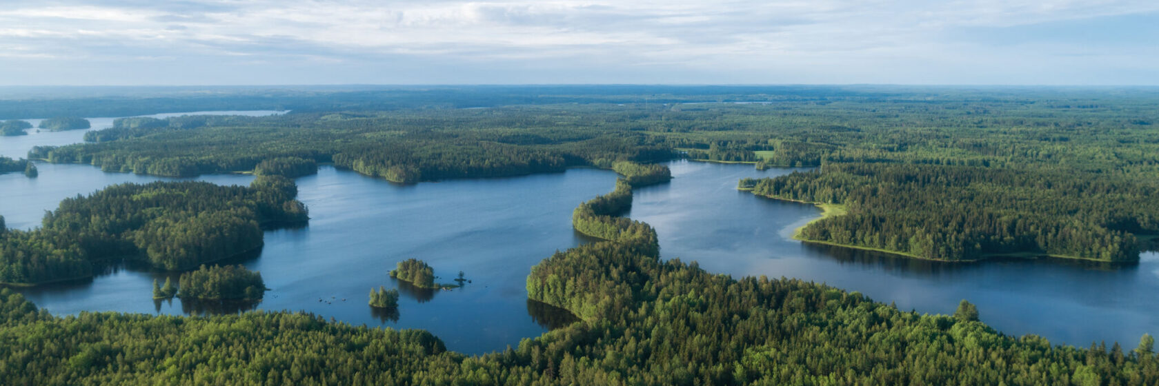 Ilmakuva suomalaisesta järvistä metsämaisemassa.