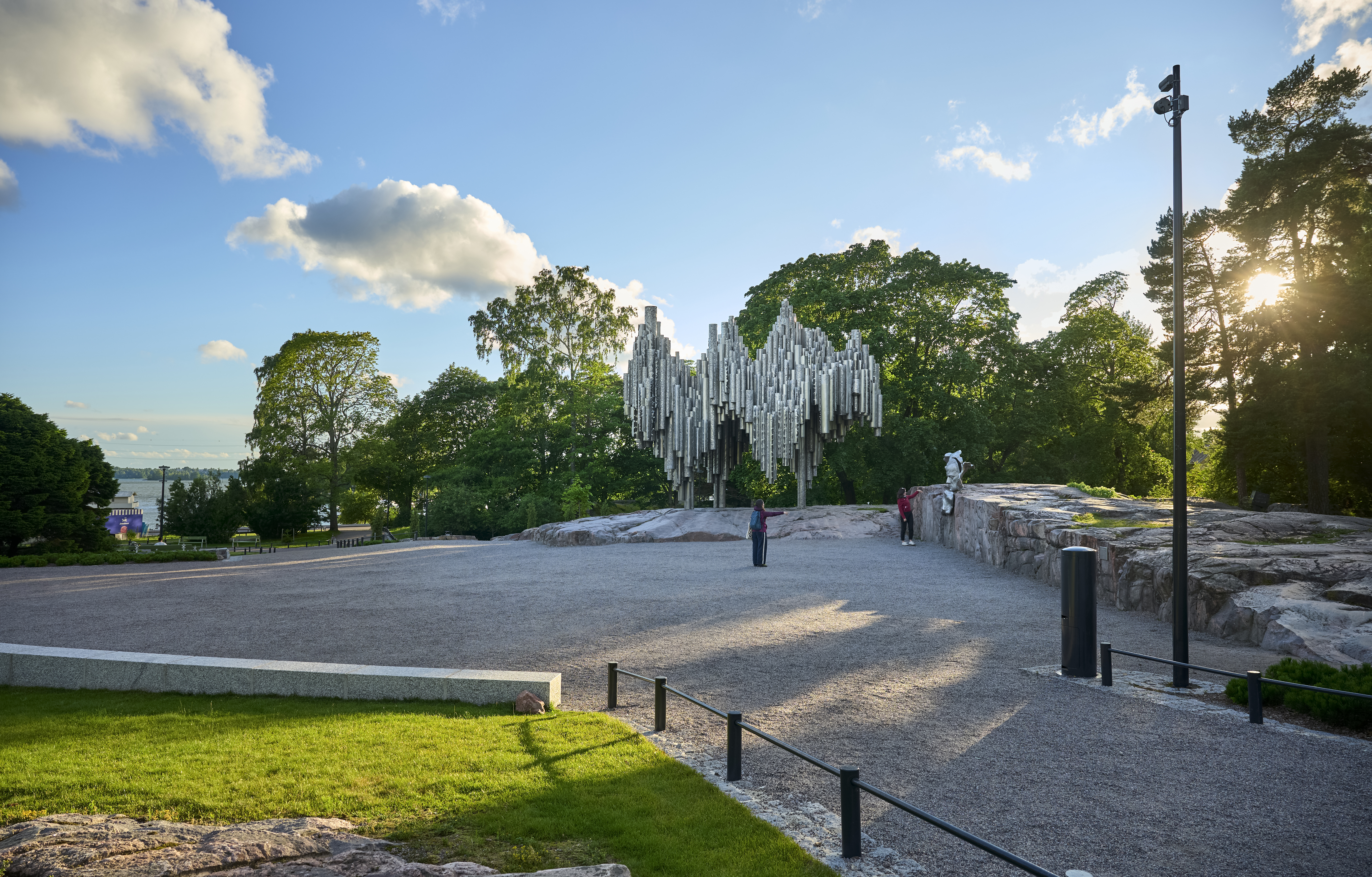 Sibeliuksen puiston monumentti ilta-auringossa kesäill'-