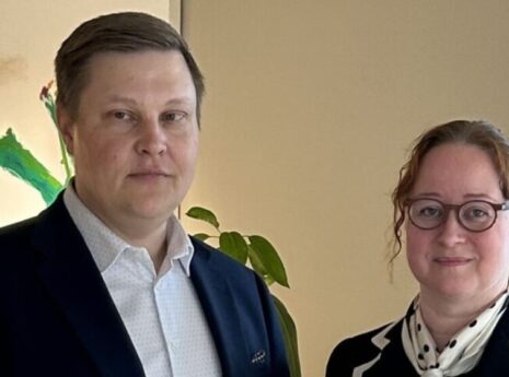 Tuomas Salminen ja Kirsi Hassinen seisovat ja hymyilevät