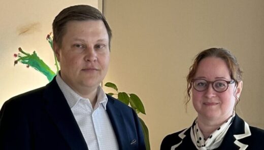 Tuomas Salminen ja Kirsi Hassinen seisovat ja hymyilevät