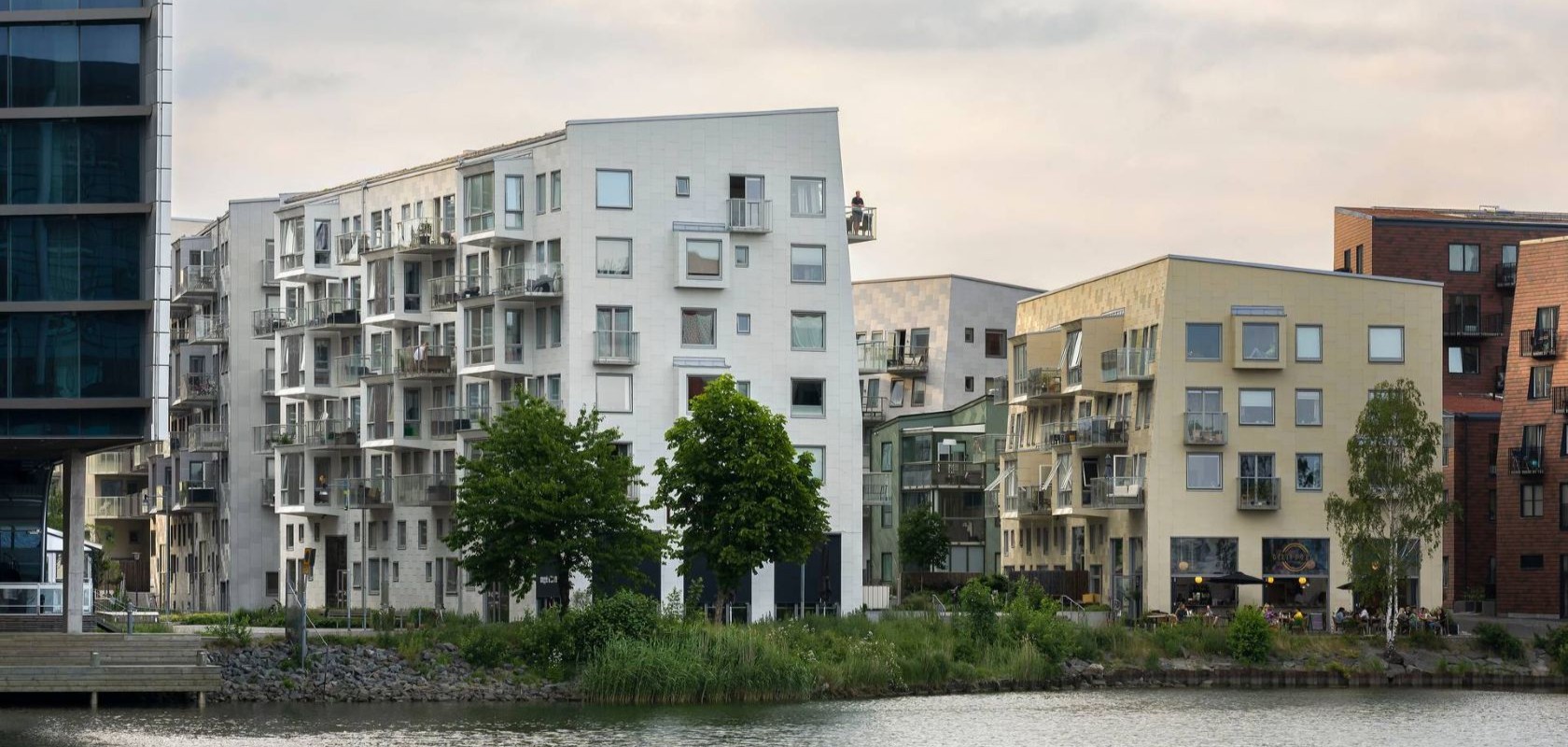 Moderneja kerrostaloja vesistön rannalla rakennetussa kaupunkiympäristössä.