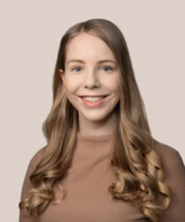 Rintakuva nuoresta, suomalaisesta naisesta, jolla pitkät hiukset.