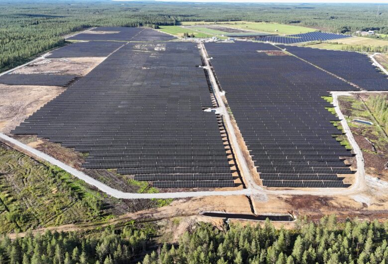 Simon aurinkopuisto on Suomen suurimpia aurinkovoimaloita.
