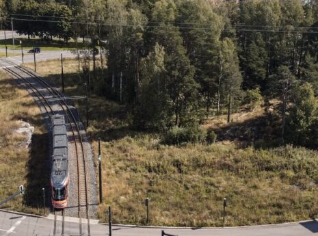 Ilmakuva Haagan liikennympyrästä, jossa raidejokeri liikkuu. Länsiratikat tulevat risteämään raidejokerin kanssa tässä kohtaa.
